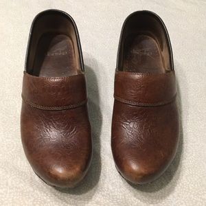 Dansko size 37 brown leather clogs